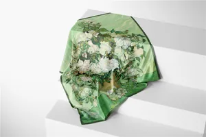 Detailtextuur van Van Gogh zijden sjaal met witte rozen op witte geometrische trappen