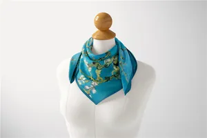 Detailopname van Van Gogh Amandelbloesem zijden sjaal geknoopt op een witte mannequin