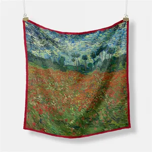 Vierkante zijden damessjaal met Van Gogh klaprozenveld print en rode rolzoom afwerking