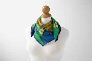 Detailopname van zijden sjaal in Van Gogh-stijl, elegant gedrapeerd op een witte etalagepop