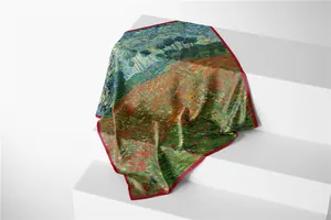 Detail van zijden sjaal met Van Gogh klaproosprint elegant gedrapeerd op witte trappen