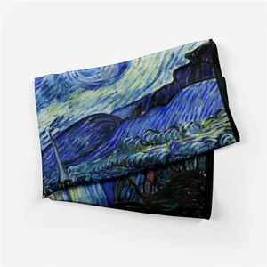 Detailopname van zijden sjaal met Starry Night-print en zwarte gestikte randen afwerking