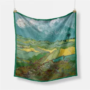 Vierkante zijden sjaal met Van Gogh olieverfprint van groene tarwevelden en wolken