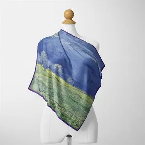 Zijden sjaal in van Gogh-stijl met olieverfprint gepresenteerd op een witte paspop