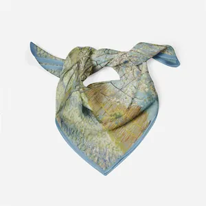 Artistieke zijden sjaal met Van Gogh amandelbloesem print in lichtblauw geknoopte stijl