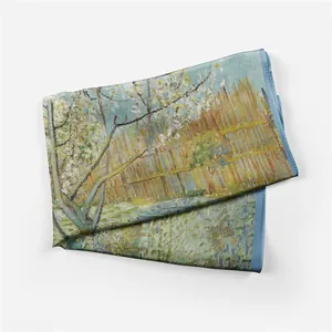 Artistieke zijden sjaal met Van Gogh-print van bloeiende perzikbomen in zacht blauw