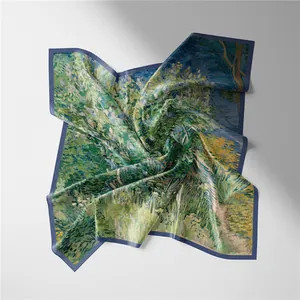 Dettaglio di sciarpa in seta con stampa artistica Van Gogh lilla e bordi arrotolati a spirale