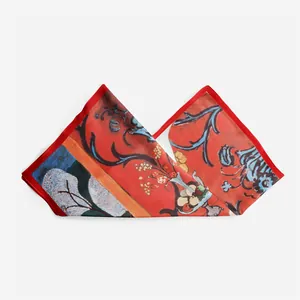 Dettaglio di un foulard quadrato rosso con stampe floreali in stile Matisse