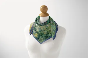 Dettaglio di un foulard in seta stile Van Gogh elegantemente annodato su manichino