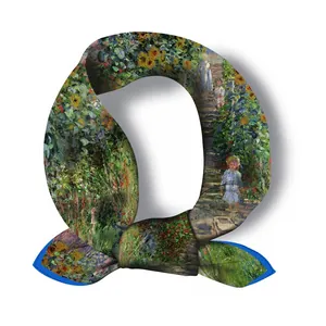 Écharpe longue en soie au motif jardin impressionniste avec bordure bleue sur fond blanc