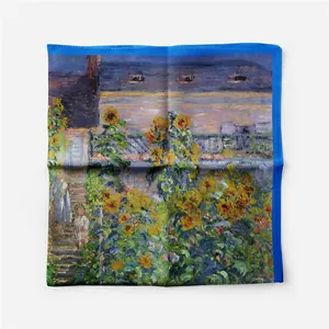 Gros plan détaillé du foulard en soie avec impression d'art Monet et bordure bleue