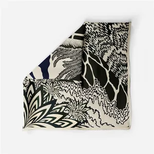 Vista macro di un foulard di seta con foglie di palma nere e motivi a onde astratte
