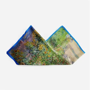 Détail d'un foulard en soie style Monet avec imprimé peinture à l'huile et bord bleu vif