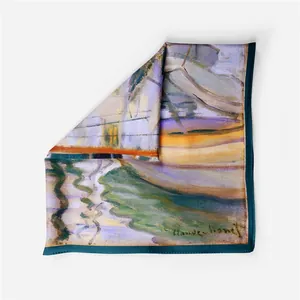 Détail du foulard en soie Monet montrant une texture satinée et un imprimé artistique