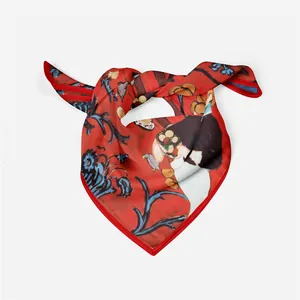 Dettaglio di un foulard in seta rossa con stampe floreali e bordi arrotolati a mano