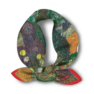 Dettaglio del foulard in seta stile Van Gogh con girasoli e bordo rosso rifinito a mano