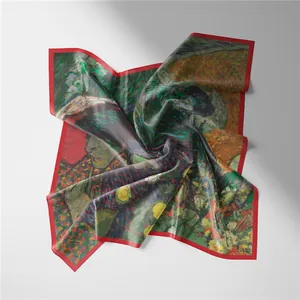Dettaglio di foulard in seta con stampa dipinto di Van Gogh e bordi rossi vivaci