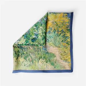 Dettaglio della sciarpa in seta stile Van Gogh con fini bordi arrotolati blu