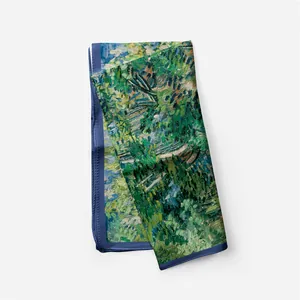 Dettaglio di sciarpa in seta con stampa artistica e bordi in raso blu profondo