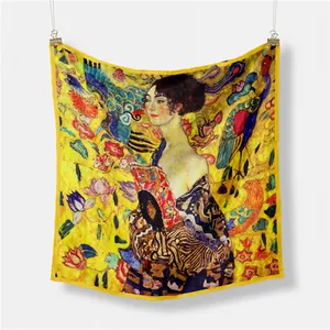 Détail d'un foulard en soie avec imprimé Klimt et bordure en satin jaune vif