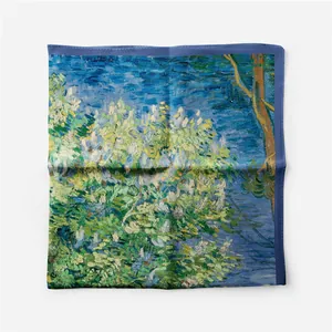 Dettaglio foulard in seta stile Van Gogh con motivi floreali e bordo blu scuro