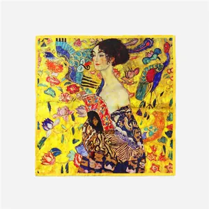 Détail de l'imprimé Gustav Klimt sur foulard carré en soie avec bordure jaune vif