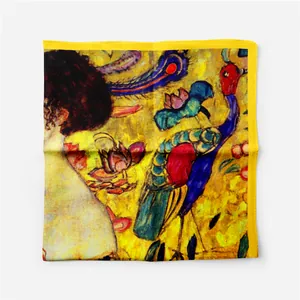 Détail d'un foulard carré en soie avec bords jaunes et motifs de peinture à l'huile