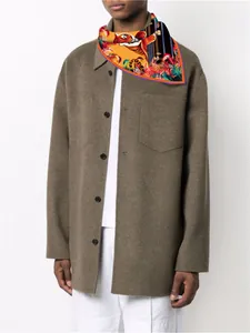Dettaglio del foulard in seta con stampa tigre e foglie tropicali dai bordi vivaci