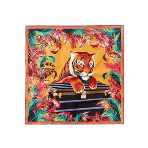 Foulard quadrato in seta con stampa tigre, baule vintage e bordi di foglie tropicali