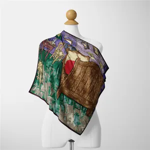 Detalle de bufanda de seda con estampado de Van Gogh sobre maniquí con una textura satinada