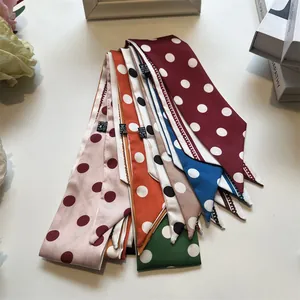 Vista dettagliata di sciarpe sottili in poliestere a pois colorati e fasce per capelli