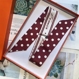 Sciarpa stretta in seta bordeaux a pois con stampa France in confezione regalo