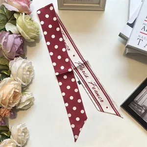 Dettaglio foulard in seta a pois rossi con scritta Paris e fiori in stile francese