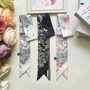 Dettaglio di tre motivi floreali su foulard Twilly in poliestere per decorare borse