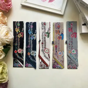 Detalle de cinco pañuelos de sarga con estampado floral para bolsos y decoración de cuello