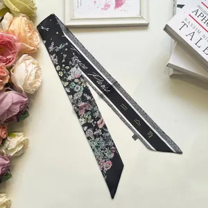 Dettaglio di un foulard in seta nero francese con motivi floreali e ricamo France Paris