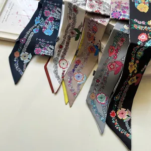 Vista de detalle de pañuelos twilly con motivos florales y estampados botánicos