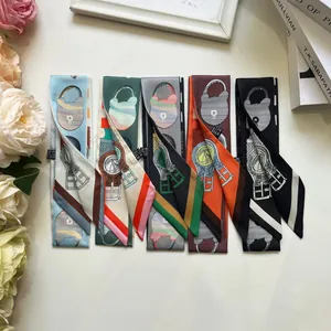 Vue à plat de foulards twilly colorés avec motifs de mors et détails équestres