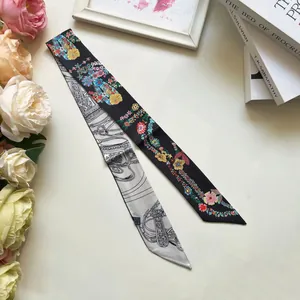 Detalle de pañuelo twilly floral con diseño de arnés ecuestre y fina textura de seda