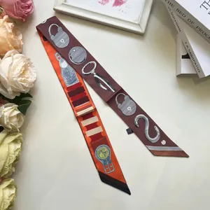 Détail d'un twilly français aux motifs de harnais de cheval avec design bicolore orange et brun