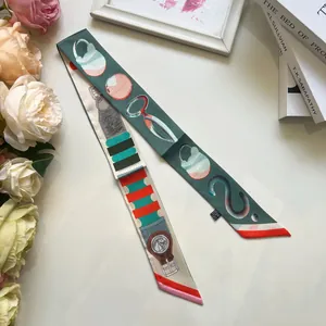 Détail d'un foulard twilly équestre avec motifs de chevaux et texture de soie à coupe biaise