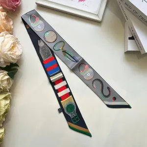 Détail du foulard twilly en soie gris et noir avec motifs équestres et style de luxe