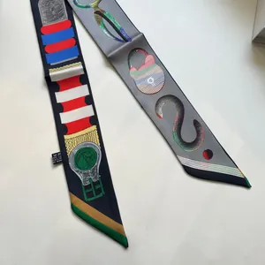 Détail d'un foulard twilly avec motifs de boucles et cadenas double face et bords en biais
