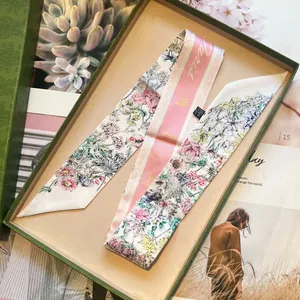Twilly in seta floreale stile francese con scritta Paris in una confezione regalo
