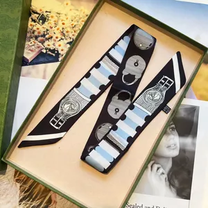 Élégant foulard twilly en soie avec motifs géométriques bleus dans un coffret cadeau