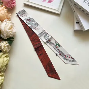 Vista detallada del pañuelo Twilly de seda con motivos florales y diseños clásicos
