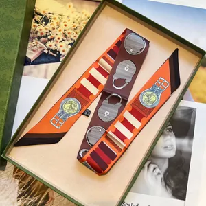 Foulard twilly en soie à imprimé équestre dans une boîte cadeau verte de luxe