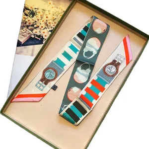Twilly en soie style français avec motifs montres dans un coffret cadeau vert