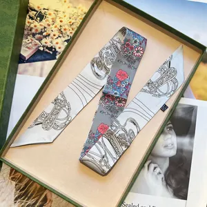 Pañuelo twilly de seda con estampado floral y ecuestre en caja de regalo verde