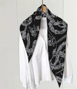 Detalle de chal de lujo con estampado heráldico vintage de grifo y serpiente en rombo